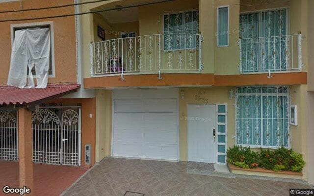 Vista de calle: Inmueble en Urbanización Guayacanes